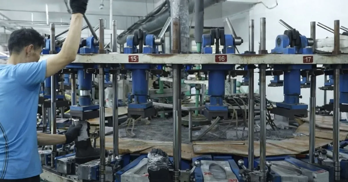 Equipo de moldeo de suela utilizado para controles de muestras de compuesto de calzado descalzo