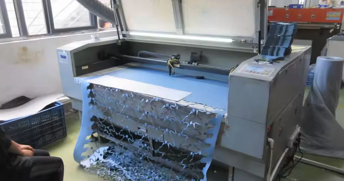 Equipo de corte de fábrica utilizado para verificaciones de muestras de plantilla removible