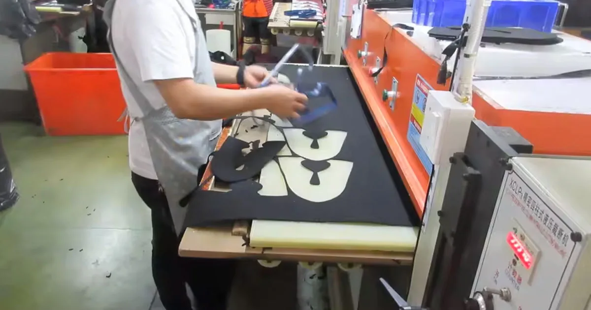 Componentes de zapatos descalzos preparados para inspección de calidad de la puntera